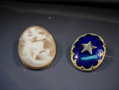 Deux broches en or dont une émaillée bleue...