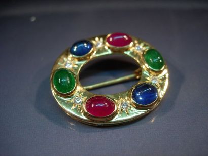 Broche ovale en or jaune sertie de rubis,...