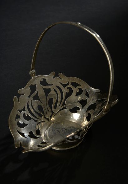 Set in silver 925 thousandths :

- oval basket...