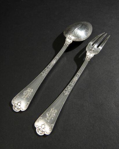 Twelve cutlery (missing a spoon) in silver...