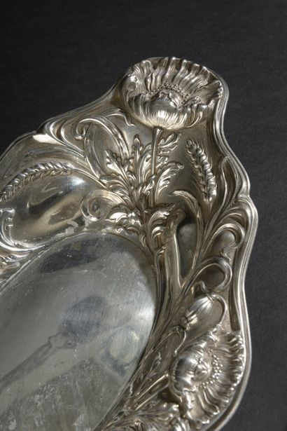 Set in silver 925 thousandths :

- oval basket...