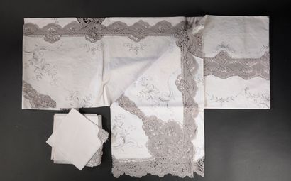 Two tablecloths :

- one in off-white cotton...