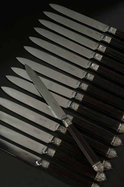 Fifteen table knives, the handle in black...