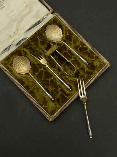 
Silver set including : 




- five cutlery...
