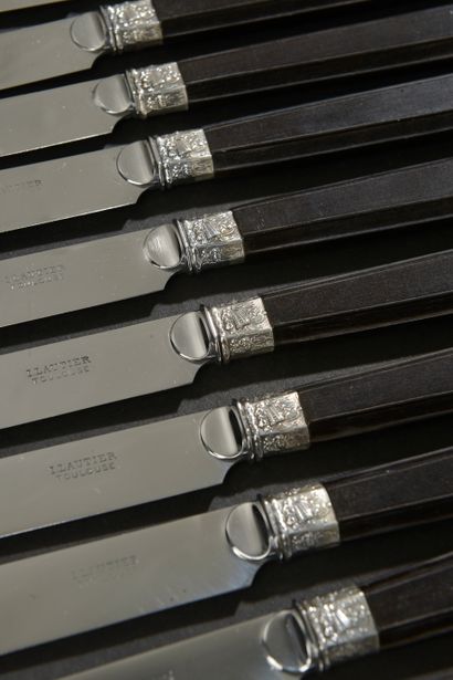 Fifteen table knives, the handle in black...