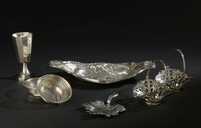 Set in silver 925 thousandths :

- oval basket...