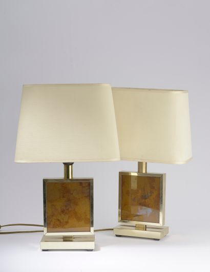 Paire de lampes en métal plié et doré, le...