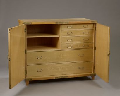Buffet droit en bois blond, il ouvre à deux...