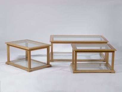 Table basse et paire de bouts de canapés...