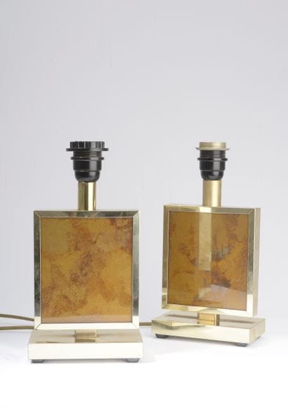 Paire de lampes en métal plié et doré, le...