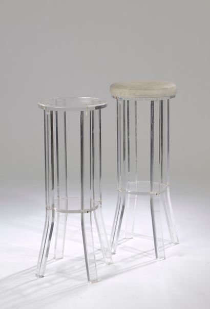 Meuble bar avec retour en Plexiglas transparent,...