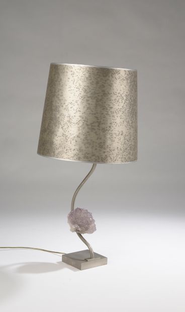 Lampe à poser en acier, la base carrée présente...