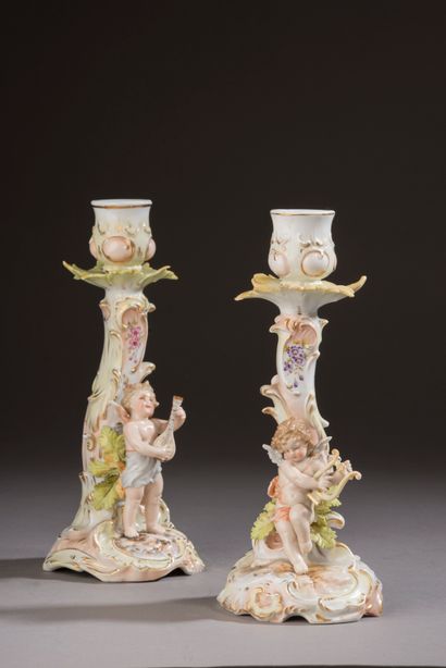 Paire de flambeaux en porcelaine à décor...