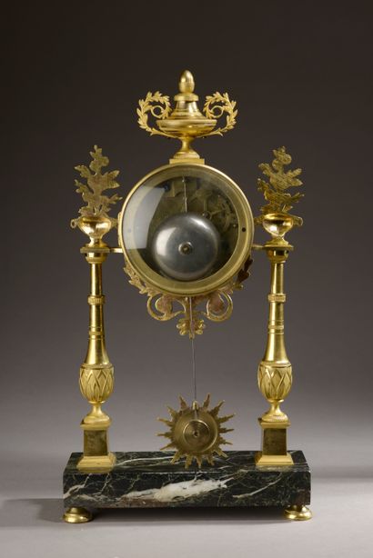 Pendule portique en bronze ciselé et doré,...