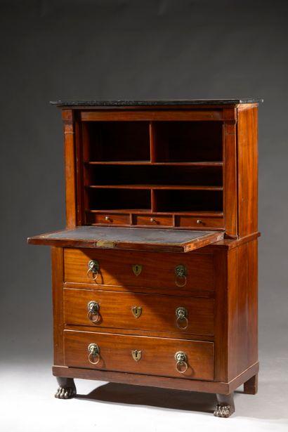 Secrétaire en acajou avec son miroir, ouvrant...