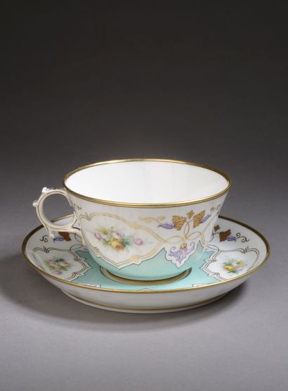 SEVRES. 
Tasse et sa soucoupe en porcelaine...