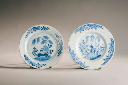 Deux assiettes, l'une en porcelaine de la...