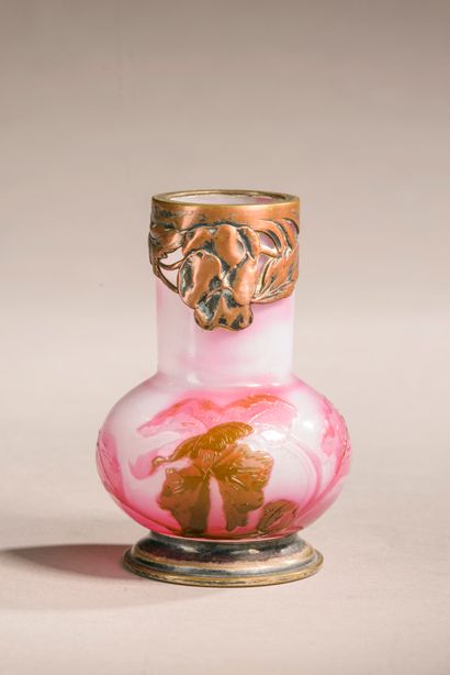 Vase en verre multicouche à décor dégagé...