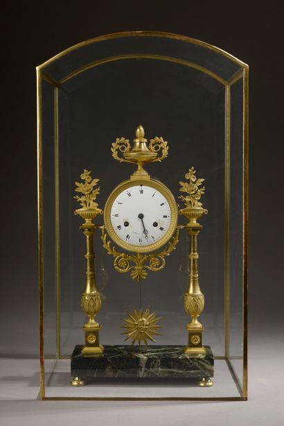 Pendule portique en bronze ciselé et doré,...
