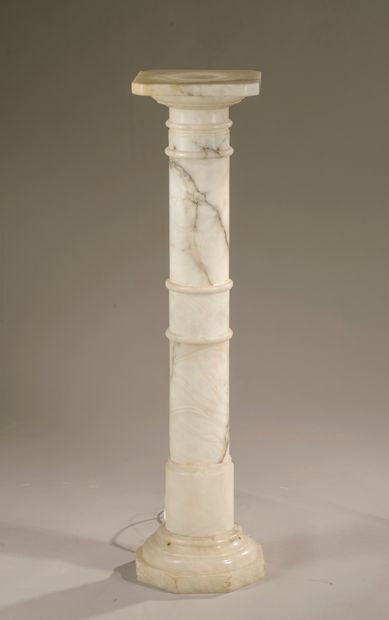 Vase éclairant au col évasé en albâtre sculpté...
