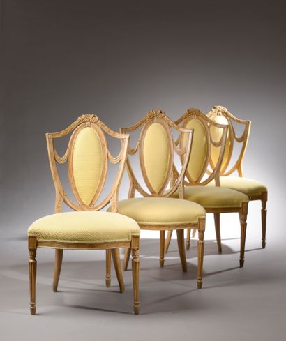 Quatre chaises en bois naturel mouluré et...