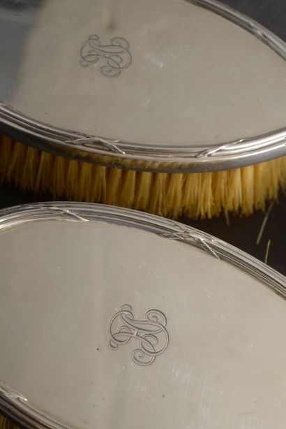 KELLER.
Garniture de toilette constituée...