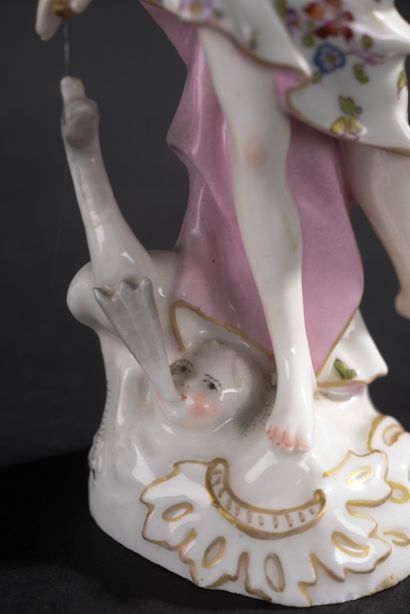 MEISSEN.
Deux sujets en porcelaine polychrome...