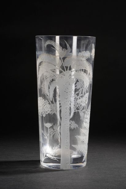 BACCARAT
Vase évasé à décor gravé à l'acide...