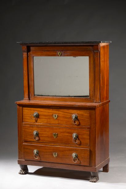 Secrétaire en acajou avec son miroir, ouvrant...