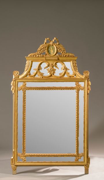 Miroir de cheminée à parecloses en bois sculpté...