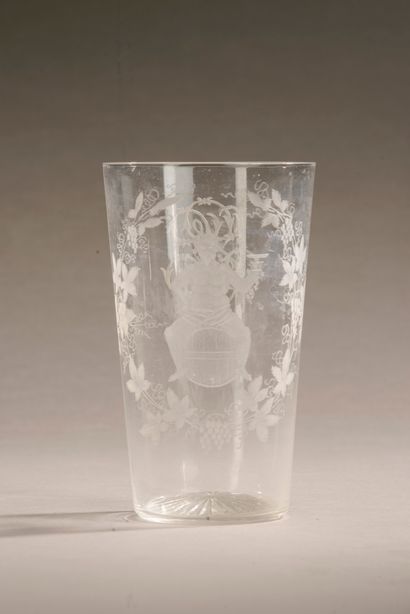 Gobelet évasé en cristal gravé à la roue...