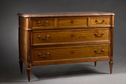 Paire de bergères en hêtre mouluré et sculpté,...