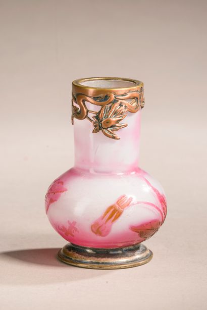 Vase en verre multicouche à décor dégagé...