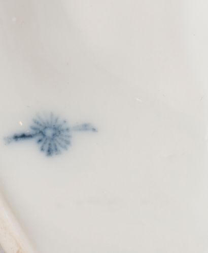 Paire de flambeaux en porcelaine à décor...