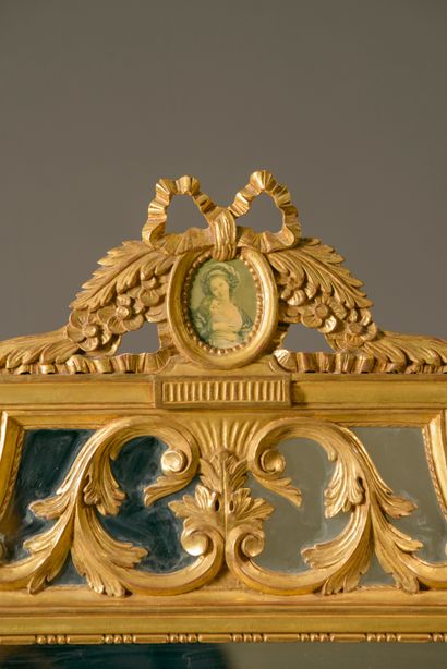 Miroir de cheminée à parecloses en bois sculpté...