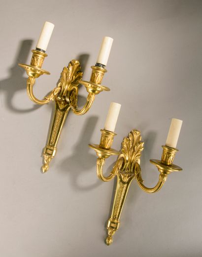 Paire d'appliques 
à deux lumières en bronze...