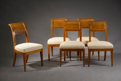 Suite de cinq chaises en merisier, le dossier...