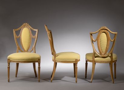Quatre chaises en bois naturel mouluré et...