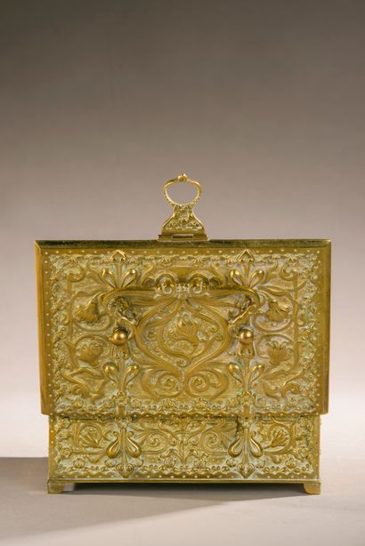 Coffret rectangulaire en bronze à décor floral....