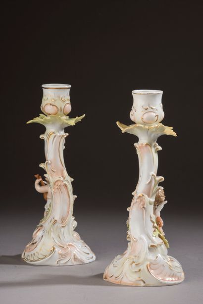 Paire de flambeaux en porcelaine à décor...