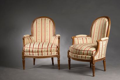 Commode en acajou mouluré
ouvrant à trois...