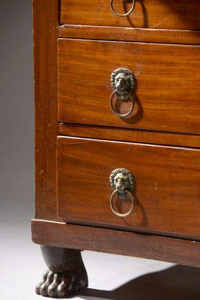 Secrétaire en acajou avec son miroir, ouvrant...
