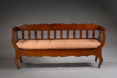 Banquette en bois (traces d'insectes xylophages),...