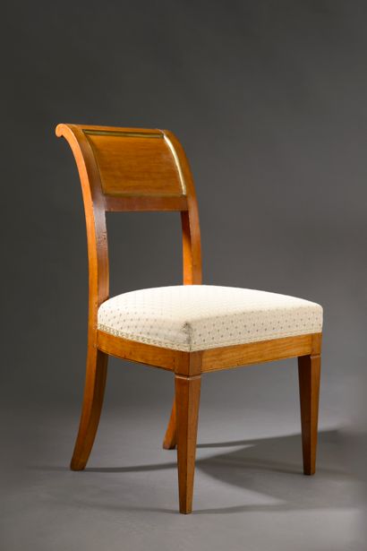 Suite de cinq chaises en merisier, le dossier...
