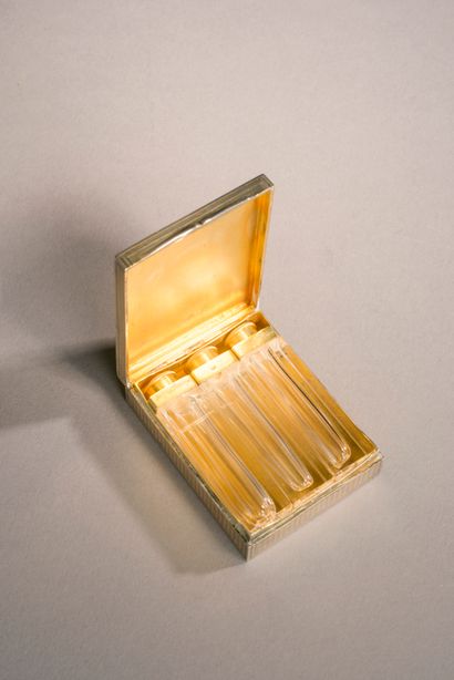 Boîte à parfum en argent 950 millièmes (poinçon...