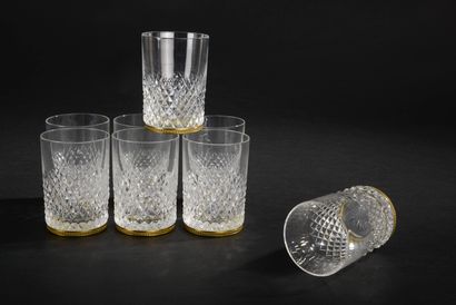 Suite de huit verres à whisky en cristal...