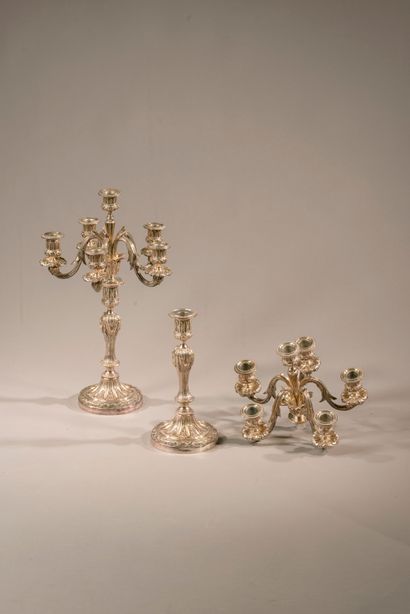 Paire de candélabres en métal argenté, à...