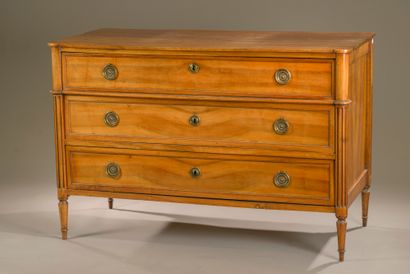 Commode droite en noyer ouvrant à trois tiroirs,...