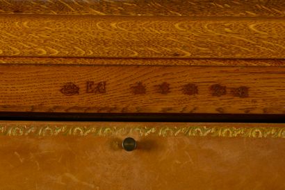 Meuble cartonnier en chêne mouluré, à dix-huit...