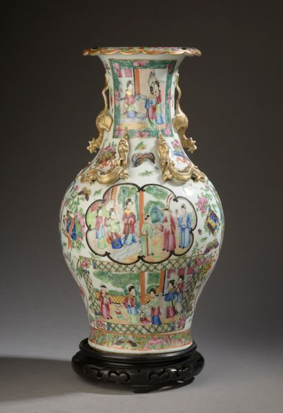 CHINA, Canton - 19th century.

A baluster...